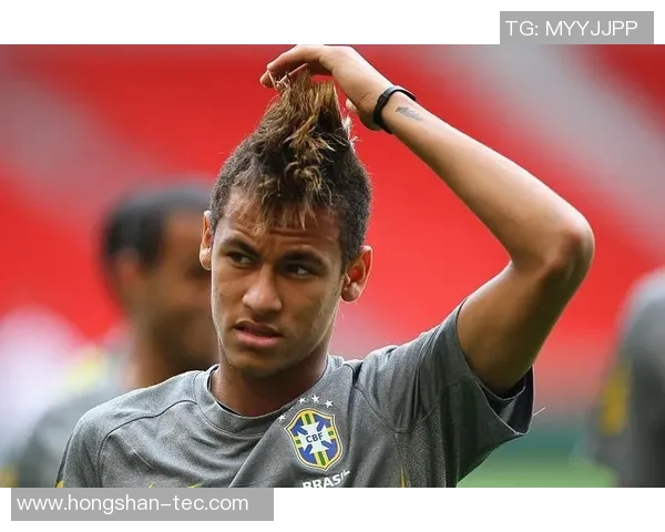 足球明星携虎头造型亮相引发热议谁是这位风格独特的球星